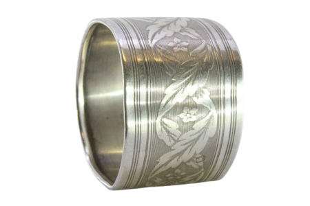 Argola de guardanapo em prata com folhas de acanto gravadas e duplo friso.